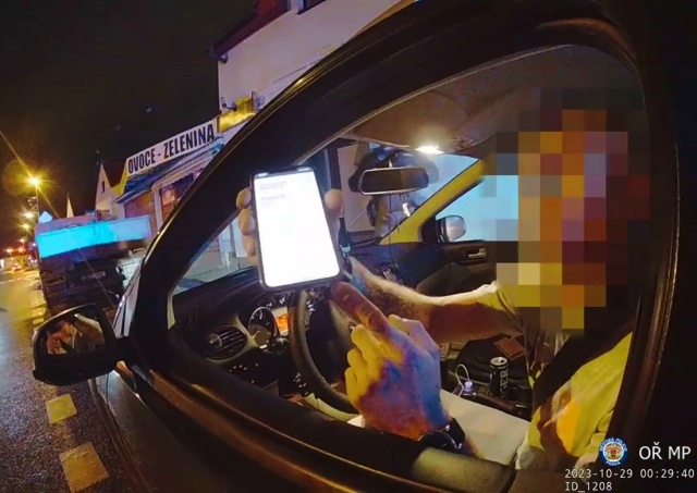 В Праге иностранный водитель пытался обмануть полицейских: видео