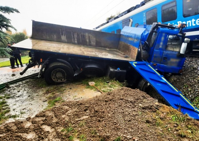 В Чехии поезд снес грузовик на переезде: видео