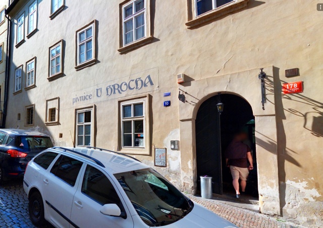 В Праге бармен отказал еврейским посетителям в обслуживании: видео