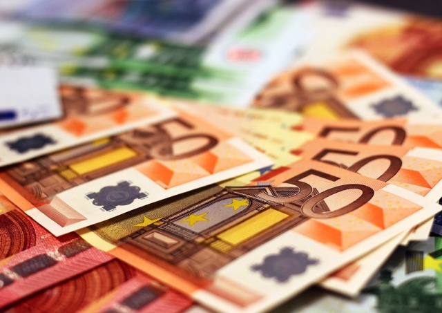 Чешская крона ослабла к евро до минимума за 15 месяцев