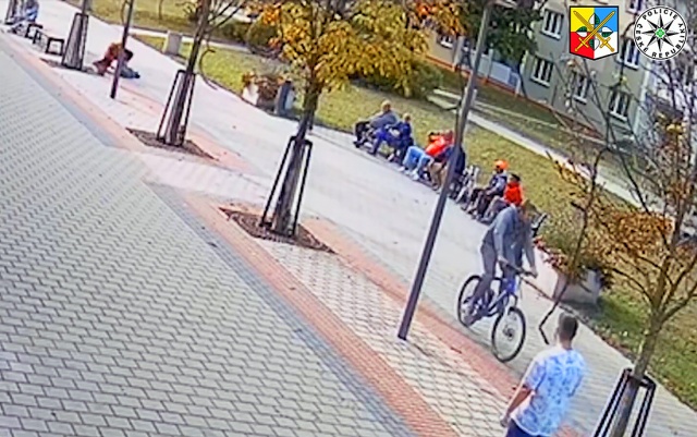 Под Прагой велосипедист сбил ребенка и поехал дальше: видео