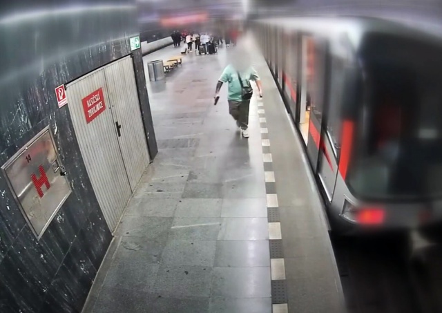 В метро Праги мужчина угрожал пассажирам пистолетом: видео