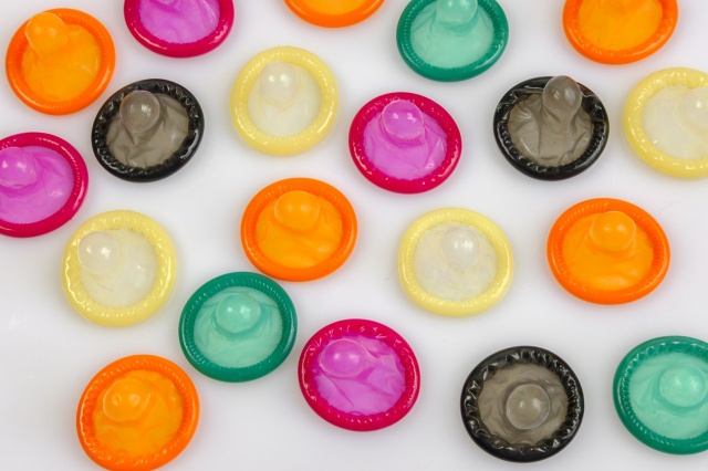 В Чехии вор украл из магазина 102 пачки презервативов, карандаш для бровей и накладные ресницы