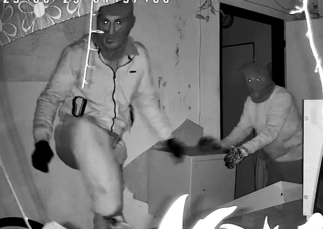 В Чехии воры бесцеремонно вынесли сейф из офиса: видео