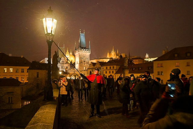 Красивая традиция: на Карлов мост Праги вернется фонарщик