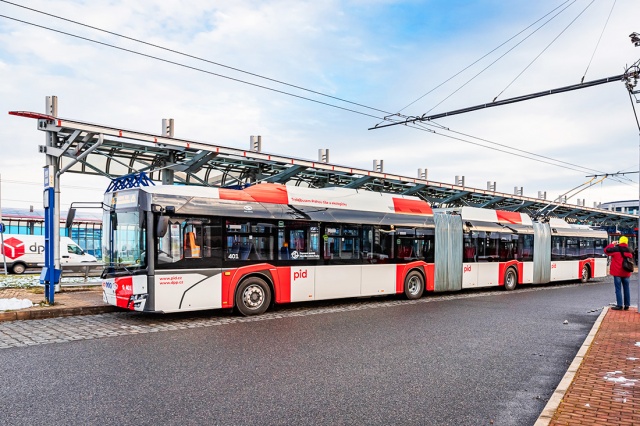На улицы Праги вышел самый длинный троллейбус в истории Чехии: видео