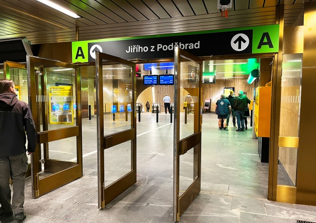 В Праге после ремонта открылась станция метро Jiřího z Poděbrad: много фото