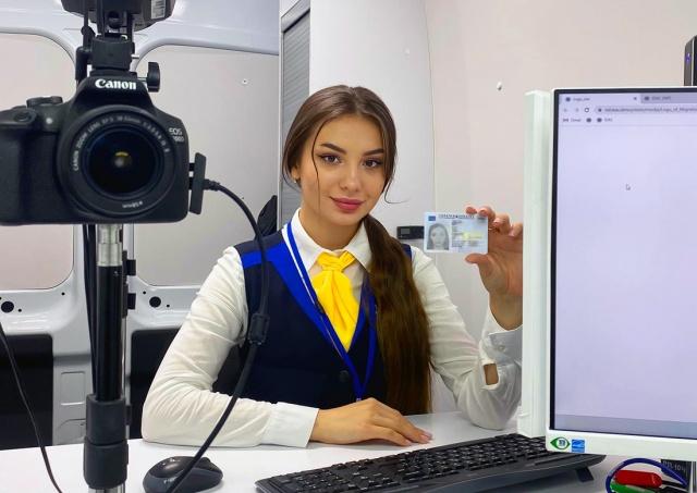 Для украинцев в Праге открылся стационарный офис «Паспортний сервіс»