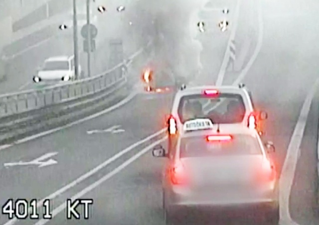 В Чехии у автомобиля на дороге взорвался аккумулятор: видео