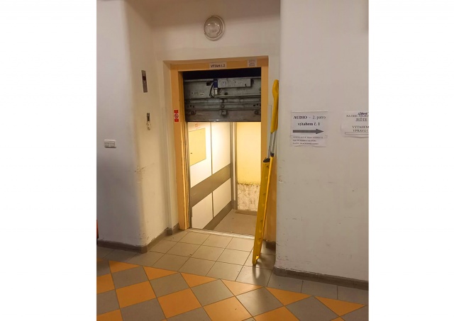 Полиция Праги закрыла дело о падении лифта в больнице «Буловка»