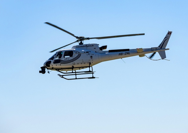 На вертолете за 7 евро: в Швейцарии ремонт фуникулера принес жителям неожиданную возможность