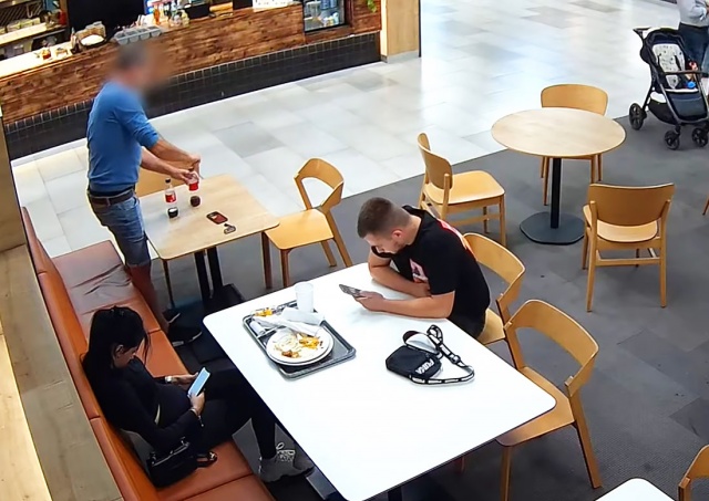 Под Прагой молодая пара украла бумажник из забытого рюкзака: видео