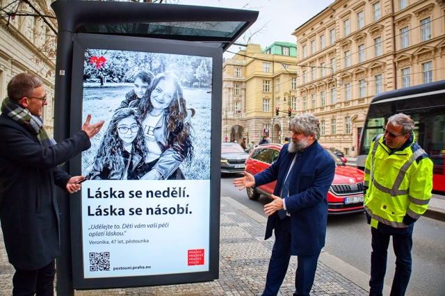 В Праге тестируют информационно-рекламные экраны на остановках