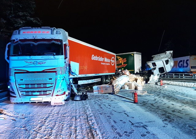 Из-за аварии четырех грузовиков на D1 образовалась 20-километровая пробка