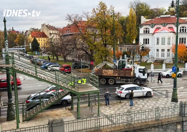 Сотни пражан опоздали на работу из-за невнимательности водителя грузовика