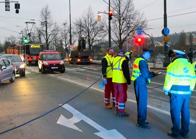 Дежавю: в Праге грузовик оборвал трамвайные провода в том же месте, что неделю назад
