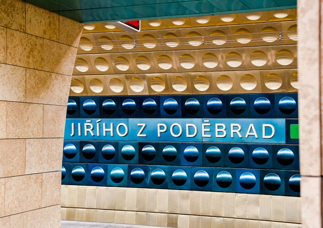 Неизвестные украли 460 декоративных панелей при реконструкции станции Jiřího z Poděbrad
