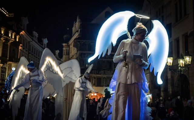 По центру Праги начали ходить «ангелы»