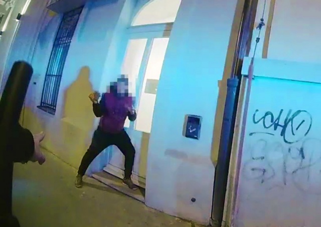 Находящийся в международном розыске иностранец бил витрины в центре Праги: видео
