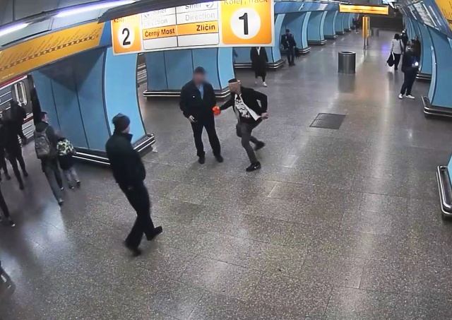 В метро Праги безбилетник угрожал контролерам мачете: видео