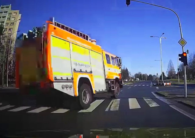 В Чехии пожарная машина едва не въехала в легковушку: жутковатое видео