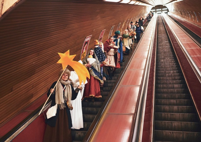 На эскалаторе в метро Праги можно будет увидеть живой вертеп