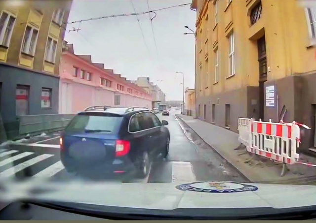 В Чехии водитель «с рыльцем в пуху» не пропустил полицейскую машину: видео