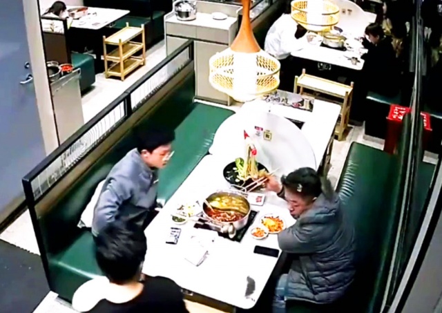 На гостей в китайском ресторане с потолка упали две живые крысы: видео