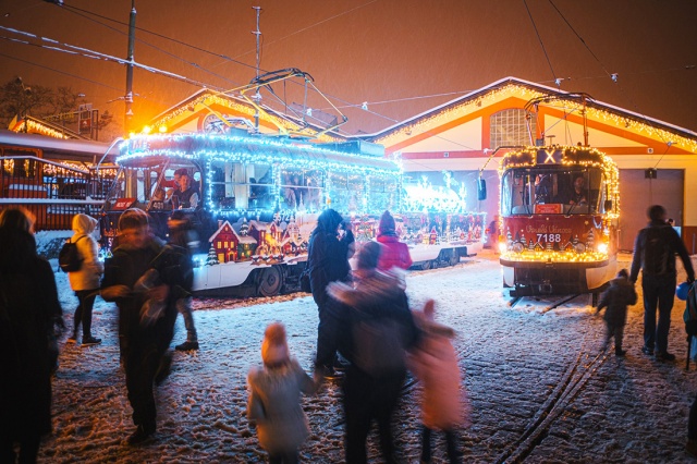 На улицы Праги вышли рождественские трамваи: фото и видео