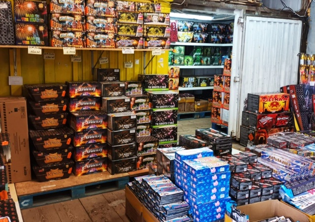 В Праге на рынке SAPA закрыли магазин пиротехники. Взрывчатки там оказалось в 23 раза больше лимита