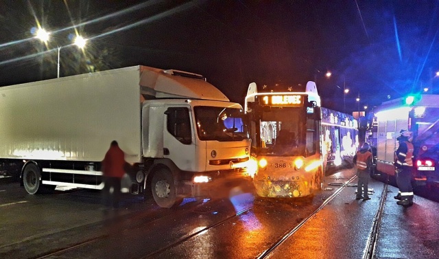 В Чехии грузовик врезался в рождественский трамвай