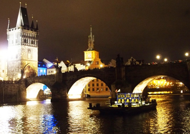 Сегодня на Карловом мосту Праги можно послушать плавучий карильон 