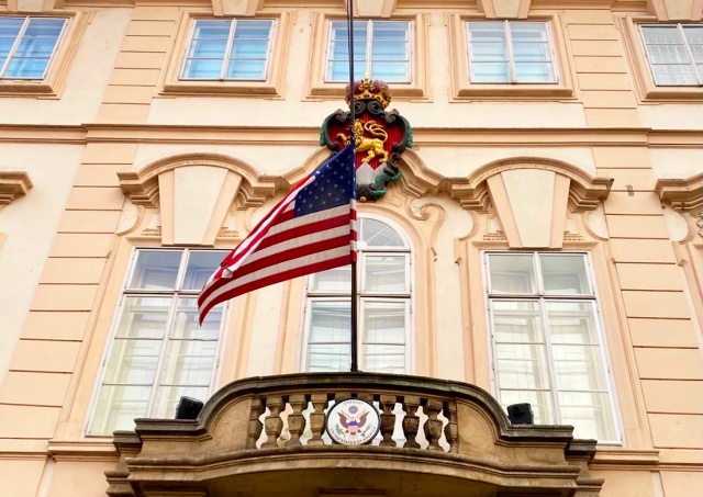 «Мы с вами»: посольства в Праге приспустили флаги в знак солидарности с чешским народом
