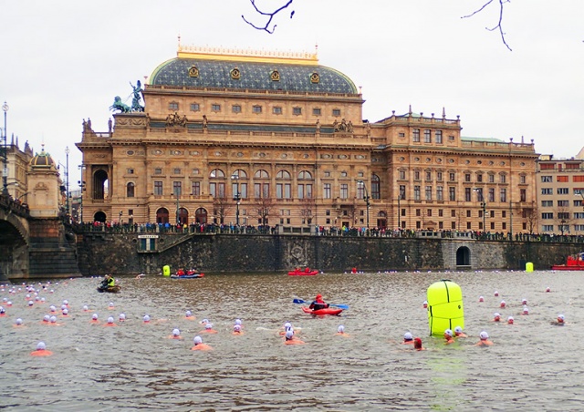Рождественский заплыв «моржей» в Праге отменили из-за бурного течения