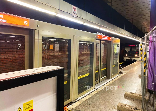 В метро Праги тестируют платформенные двери безопасности: фото