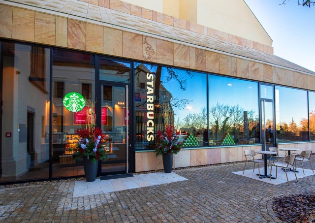На территории Пражского Града открылась кофейня Starbucks