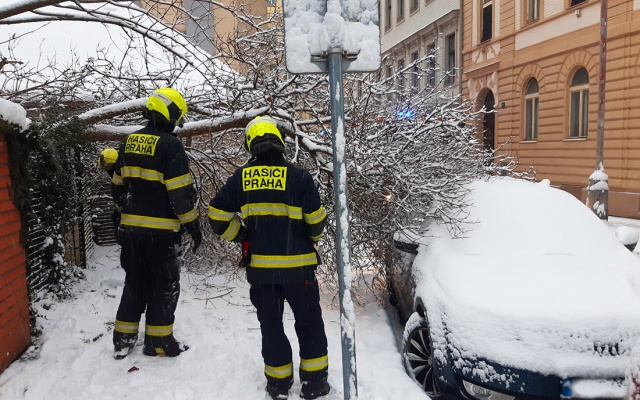 Сильные снегопады наделали бед в Чехии