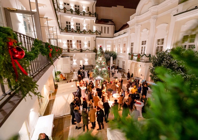 В Праге во дворе отеля «Mozart» открылась благотворительная рождественская ярмарка