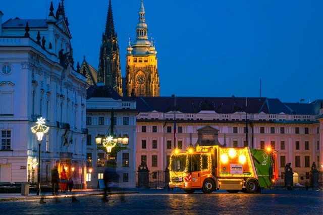 В центре Праги начал работу рождественский мусоровоз