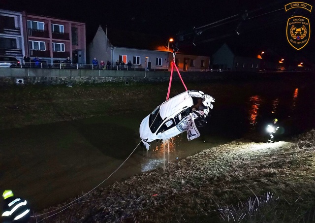 В Чехии легковушка отлетела в реку после столкновения с поездом