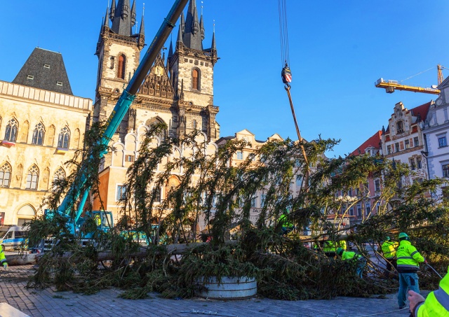 Со Староместской площади Праги убрали рождественскую елку: видео