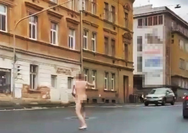 В Чехии разыскиваемый мужчина разделся и голым бегал по перекрестку