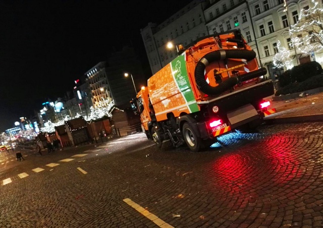 Коммунальщики рассказали, сколько мусора собрали в центре Праги после новогодних гуляний