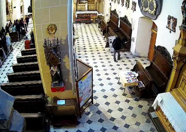 Кража из церкви в Чехии попала на видео