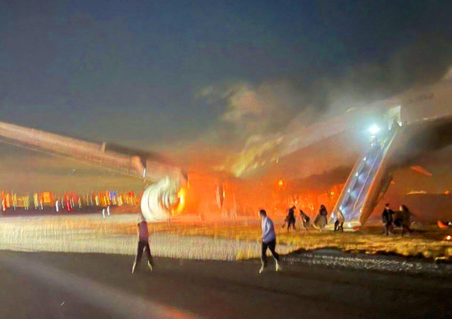 В Токио при посадке загорелся пассажирский самолет: видео