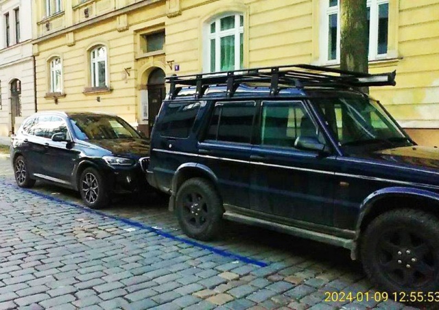 В Праге водитель перекрасил парковочную зону под себя