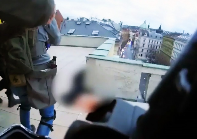 Полиция Праги показала новое оперативное видео из Карлова университета 