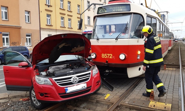В Праге трамвай столкнулся с легковушкой