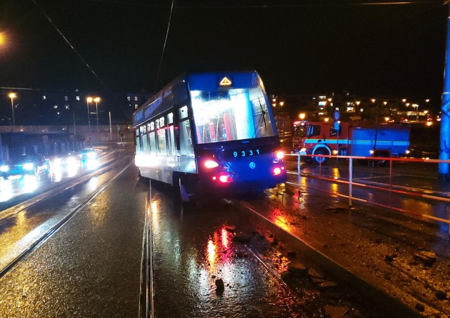 Трамвай сошел с рельсов в Праге