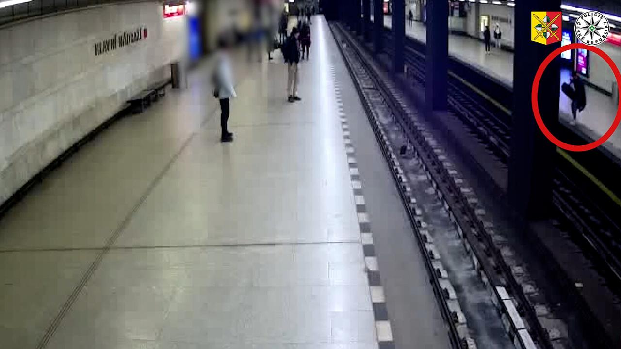 В метро Праги неизвестный столкнул пассажира на рельсы: видео